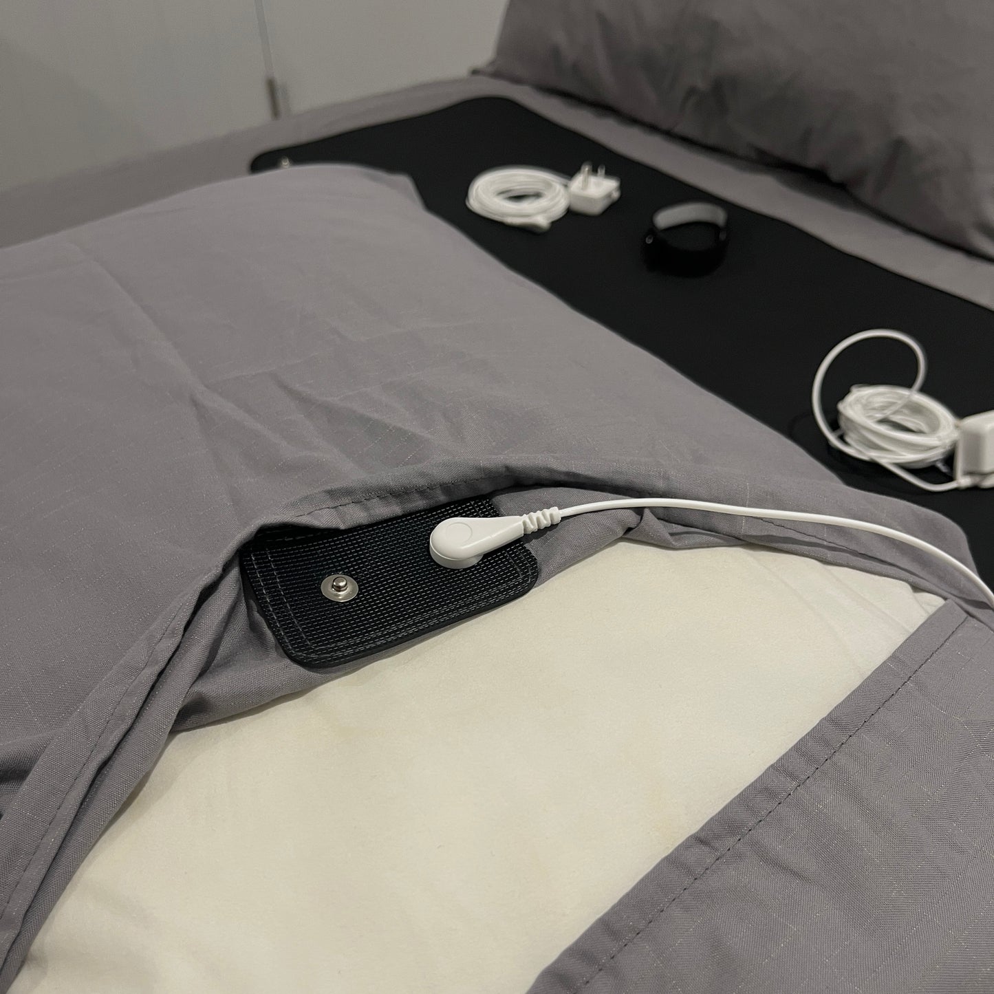 The RealEarth Essentials Bundle 1x Bed Sheet 2x Pillow Cases 1x Grounding Mat