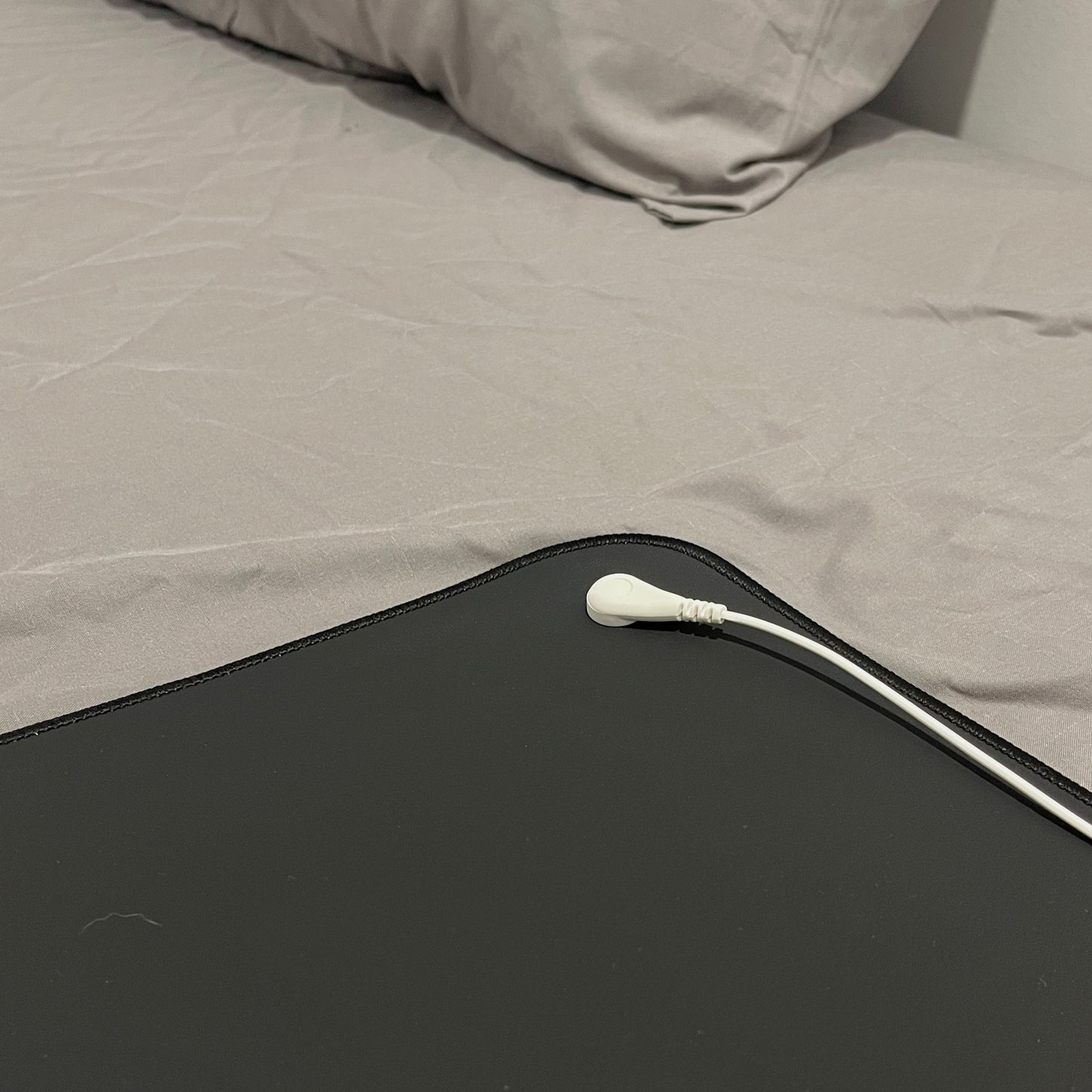The RealEarth Essentials Bundle 1x Bed Sheet 2x Pillow Cases 1x Grounding Mat